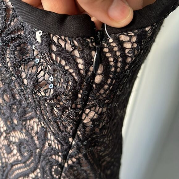 Short Lace Sheath Dress with Keyhole - Picture 9 of 11